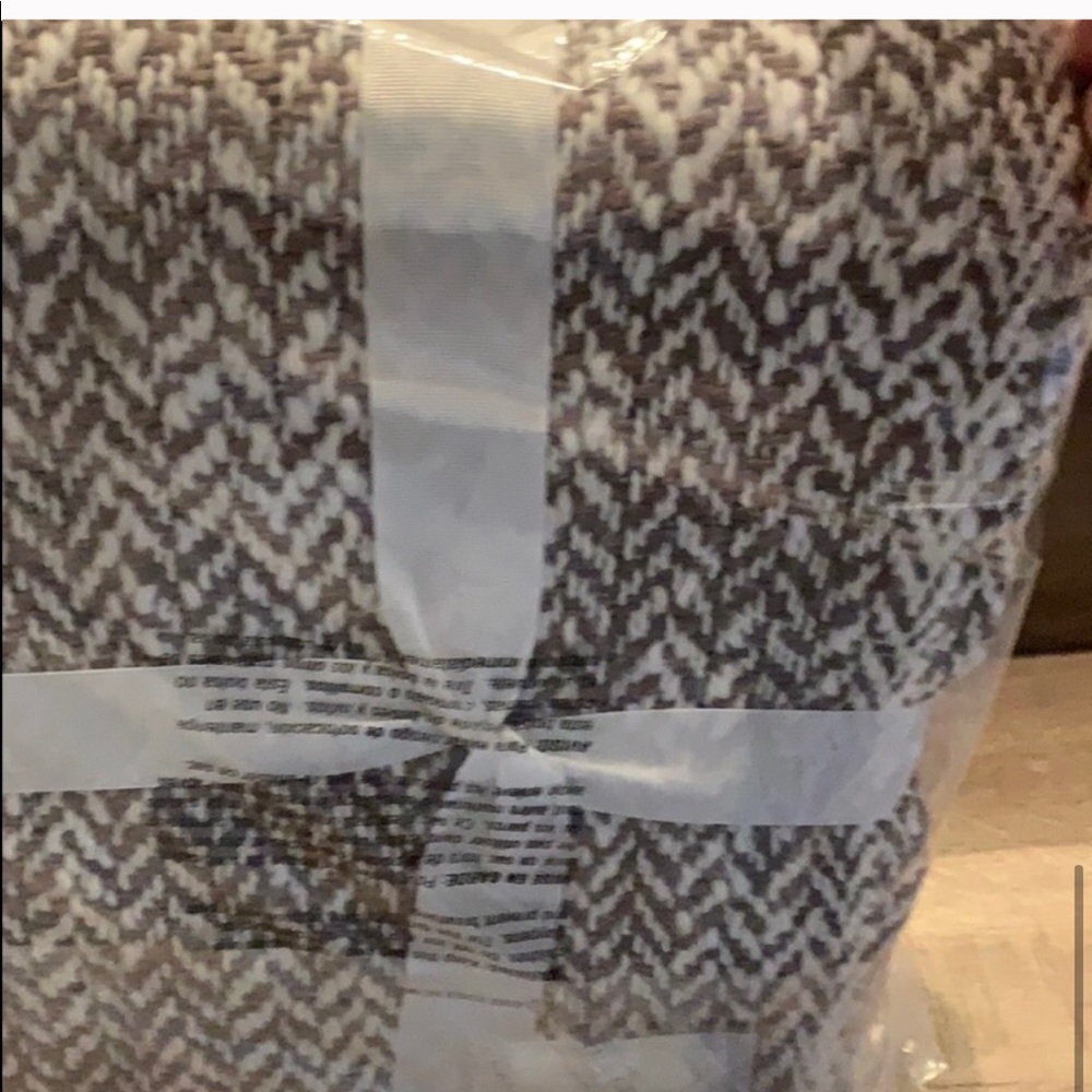 UGG Yarn Leigh Herringbone throw - Picture 4 of 11